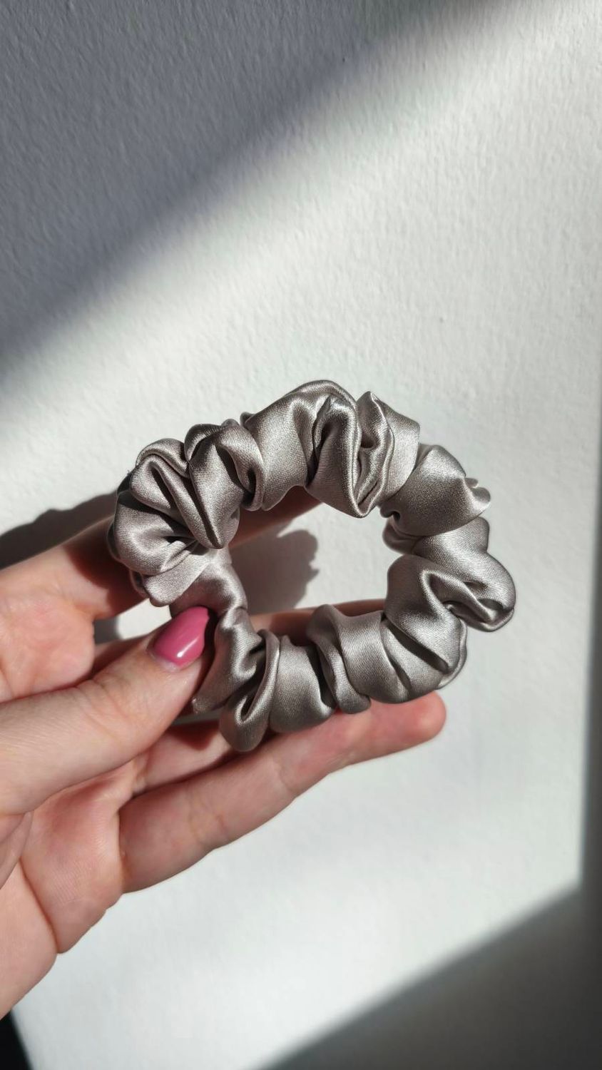 Mini Scrunchie Jedwabna silver grey