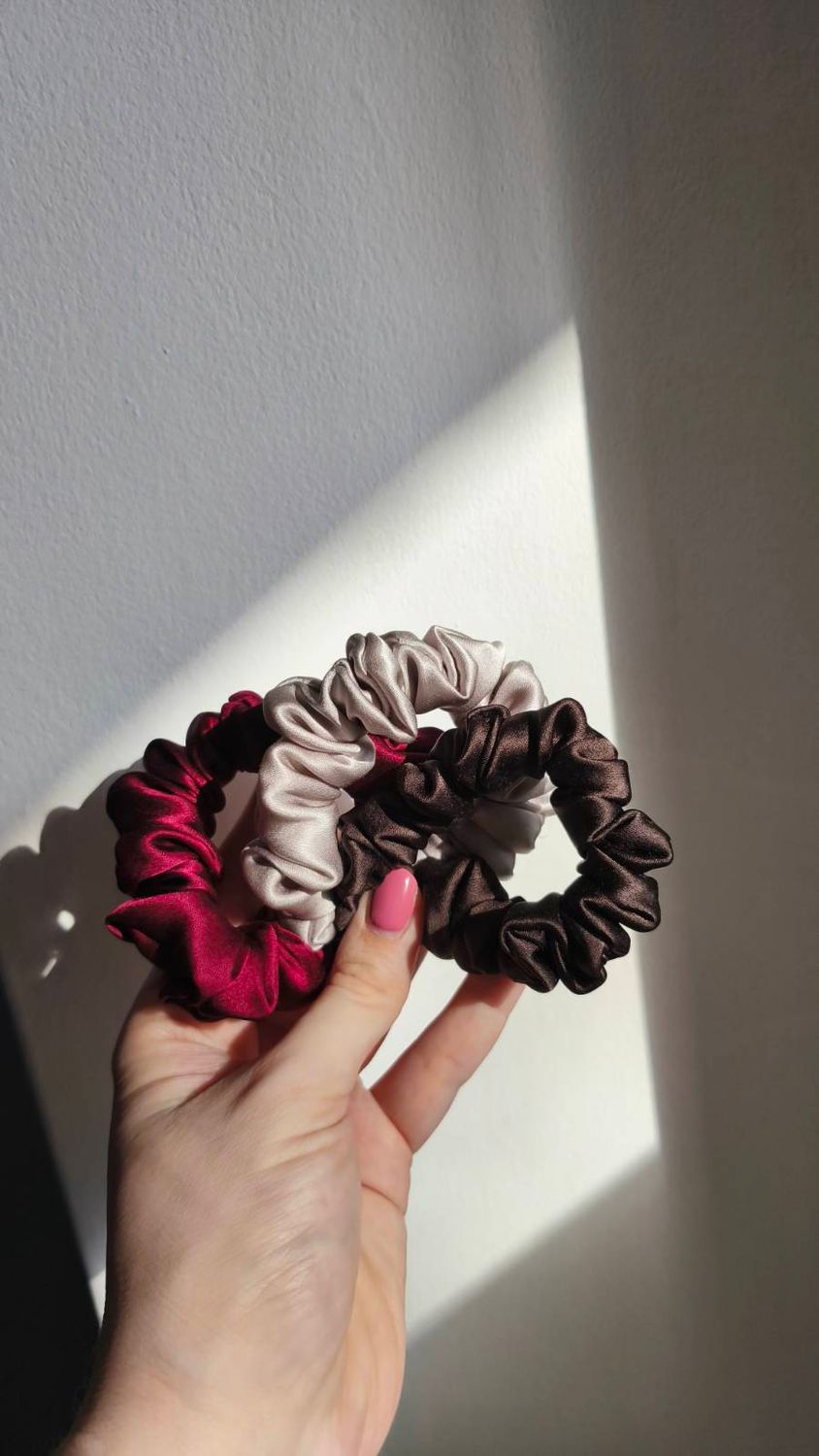 Ręcznie szyta mini scrunchie jedwabna Warm Brown do włosów