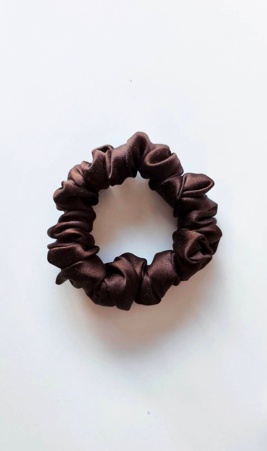 Ręcznie szyta mini scrunchie jedwabna Warm Brown do włosów