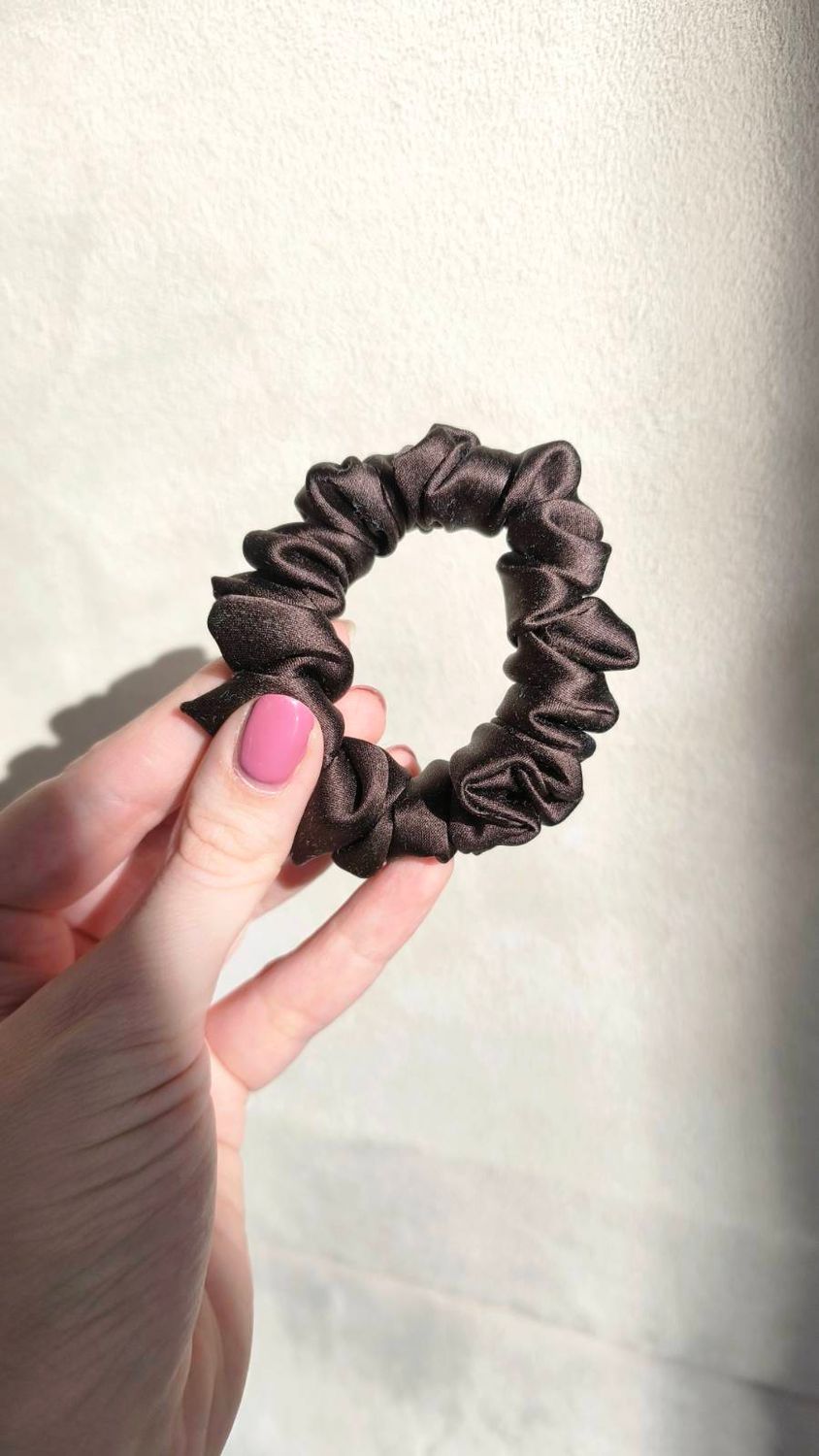 Ręcznie szyta mini scrunchie jedwabna Warm Brown do włosów