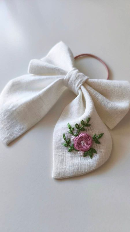 Kokarda Aurelia Ecru Linen z personalizowanym haftem