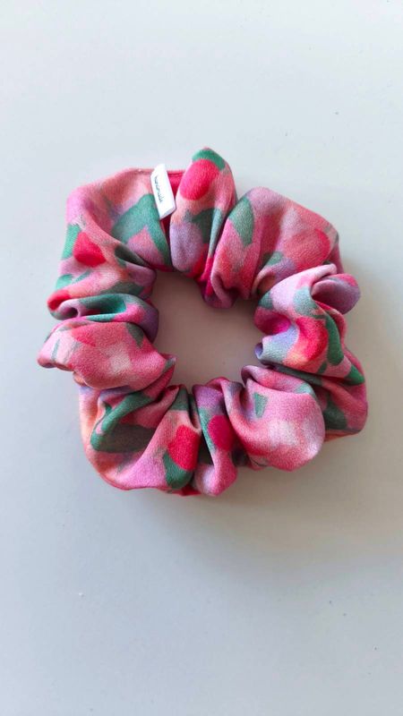 Medium scrunchie cherry