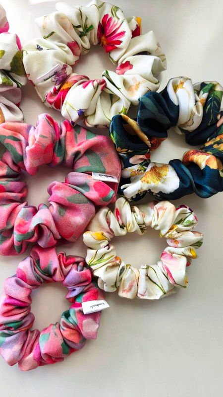 Mini scrunchie Otuleni Szyciem w wiśniowy wzór