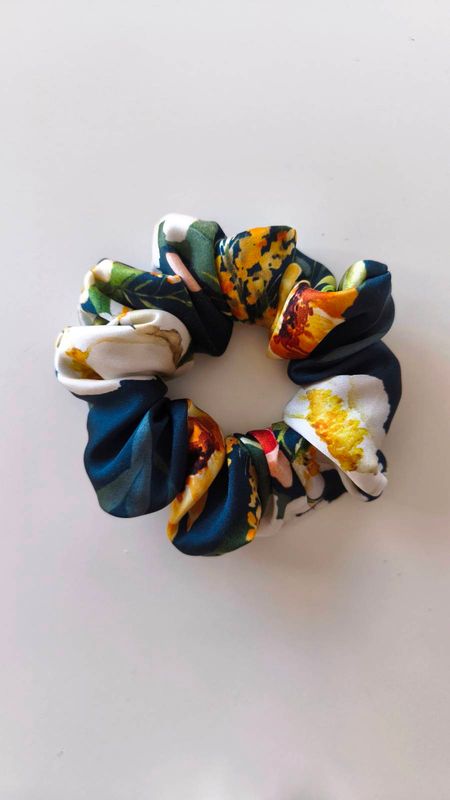 Medium Scrunchie jedwabna Watercolor Garden