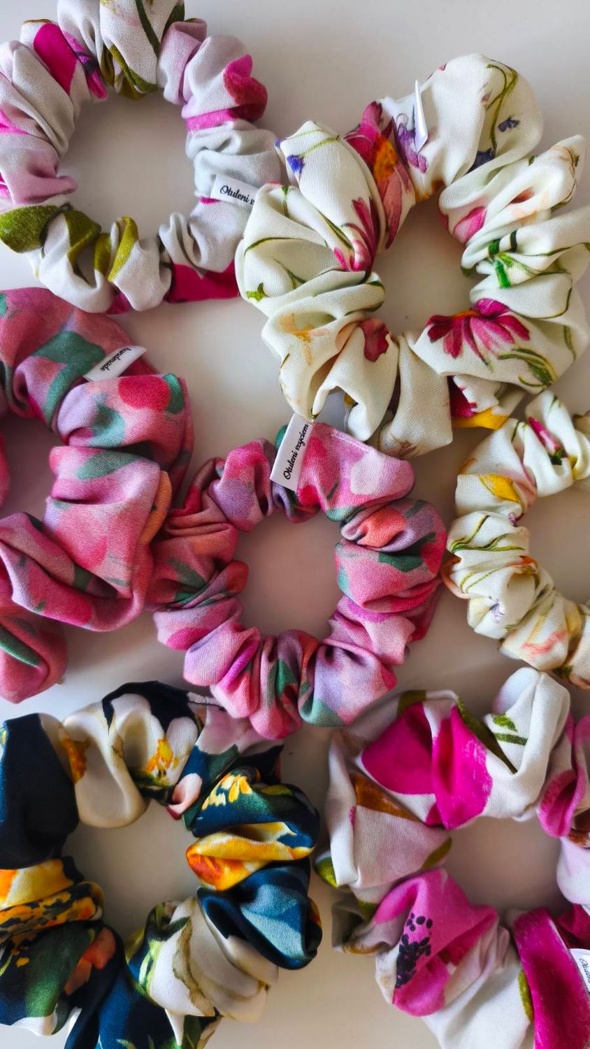 Medium Scrunchie jedwabna Watercolor Garden