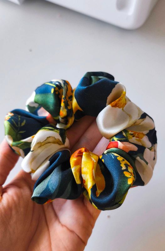 Średnia jedwabna scrunchie Watercolor Garden – gumka do włosów