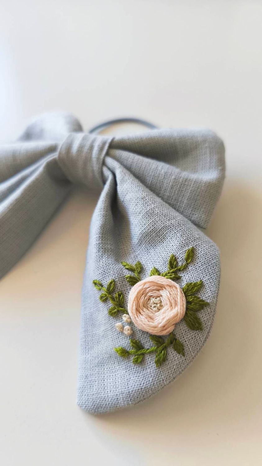 Kokarda "Aurelia" Steel Blue Linen z haftem