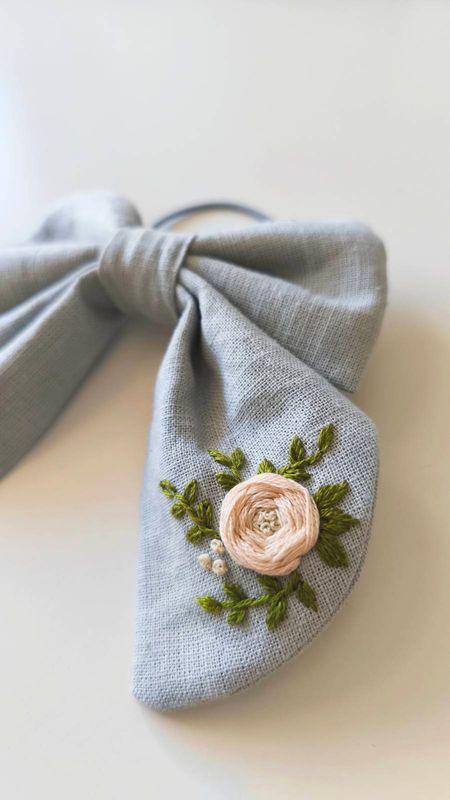 Kokarda Aurelia Steel Blue Linen jako prezent z personalizowanym haftem