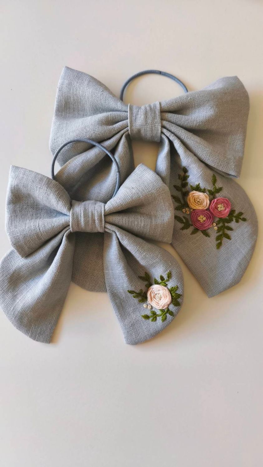 Kokarda "Aurelia" Steel Blue Linen z haftem