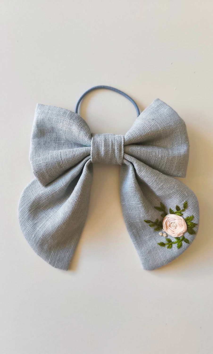 Kokarda "Aurelia" Steel Blue Linen z haftem