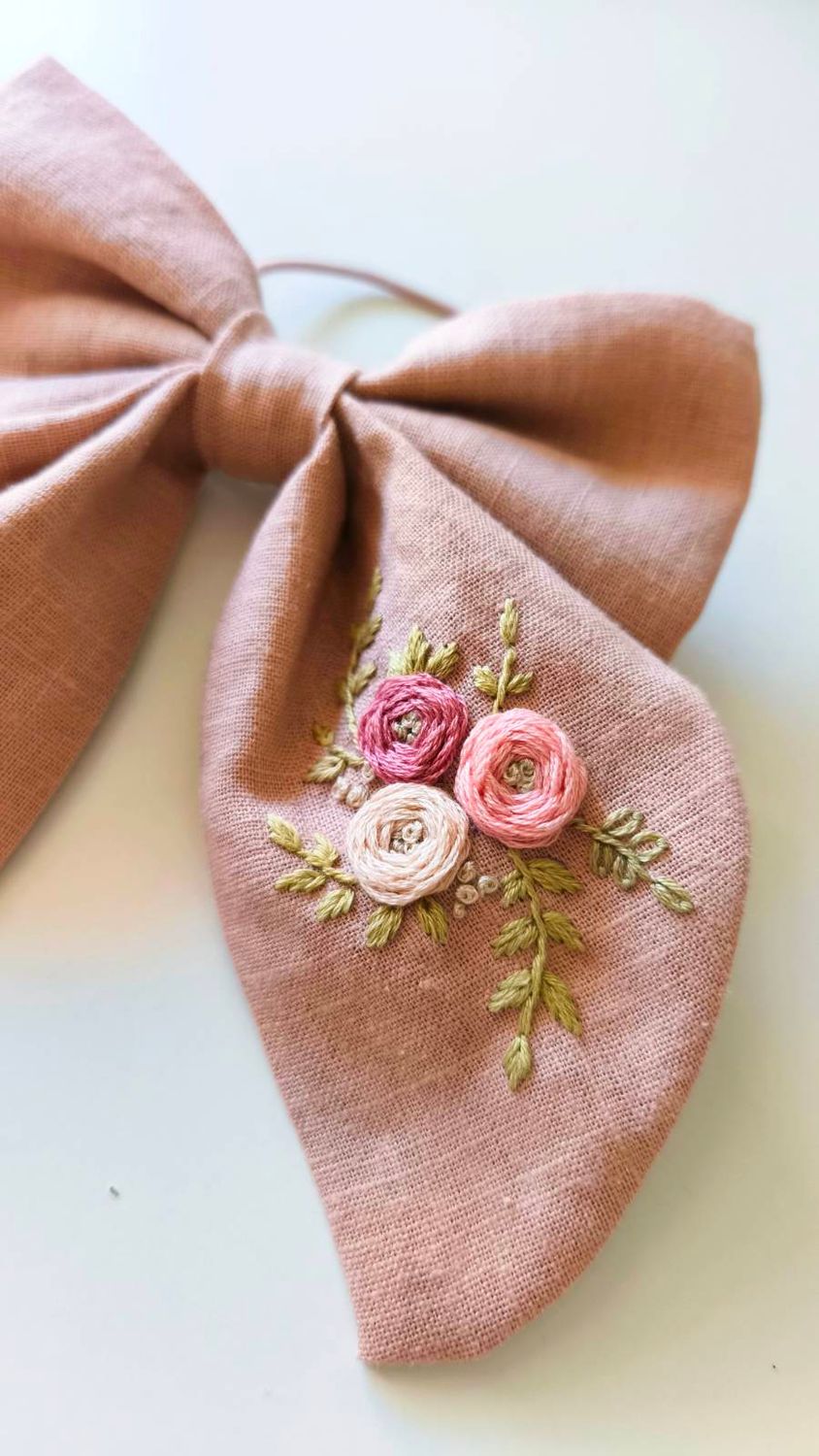 Kokarda "Lena" Dusty Rose​ Linen z haftem