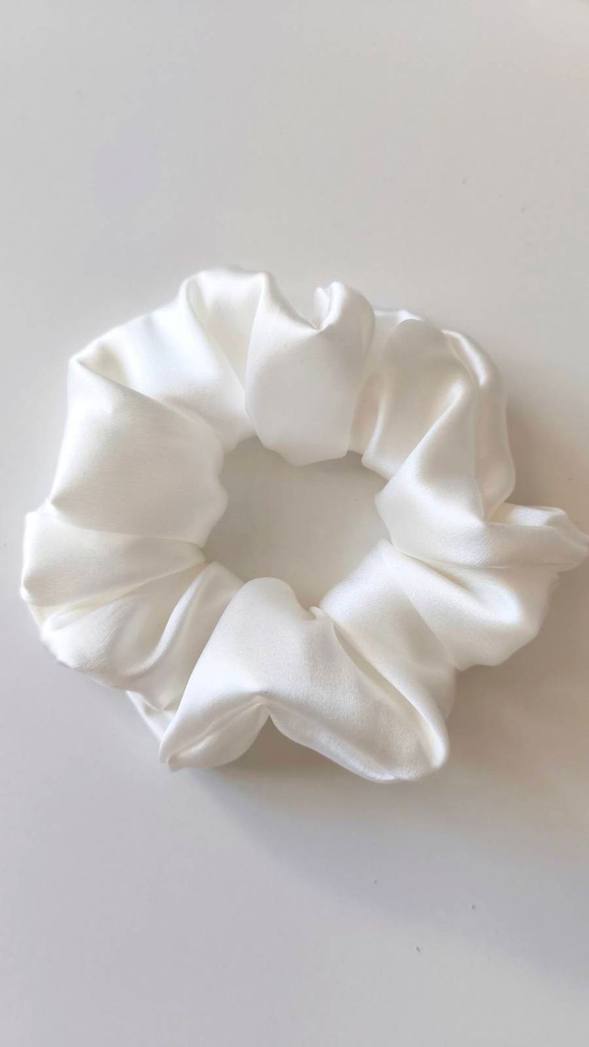 Medium scrunchies jedwabna Soft Cloud