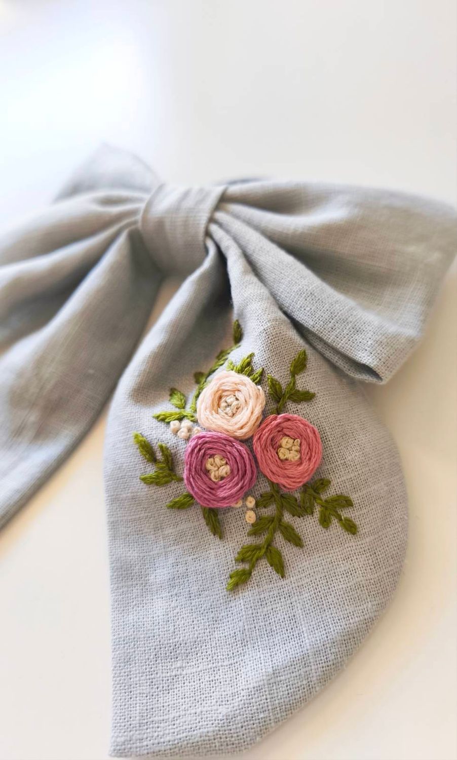 Kokarda "Lena" Steel Blue Linen z haftem