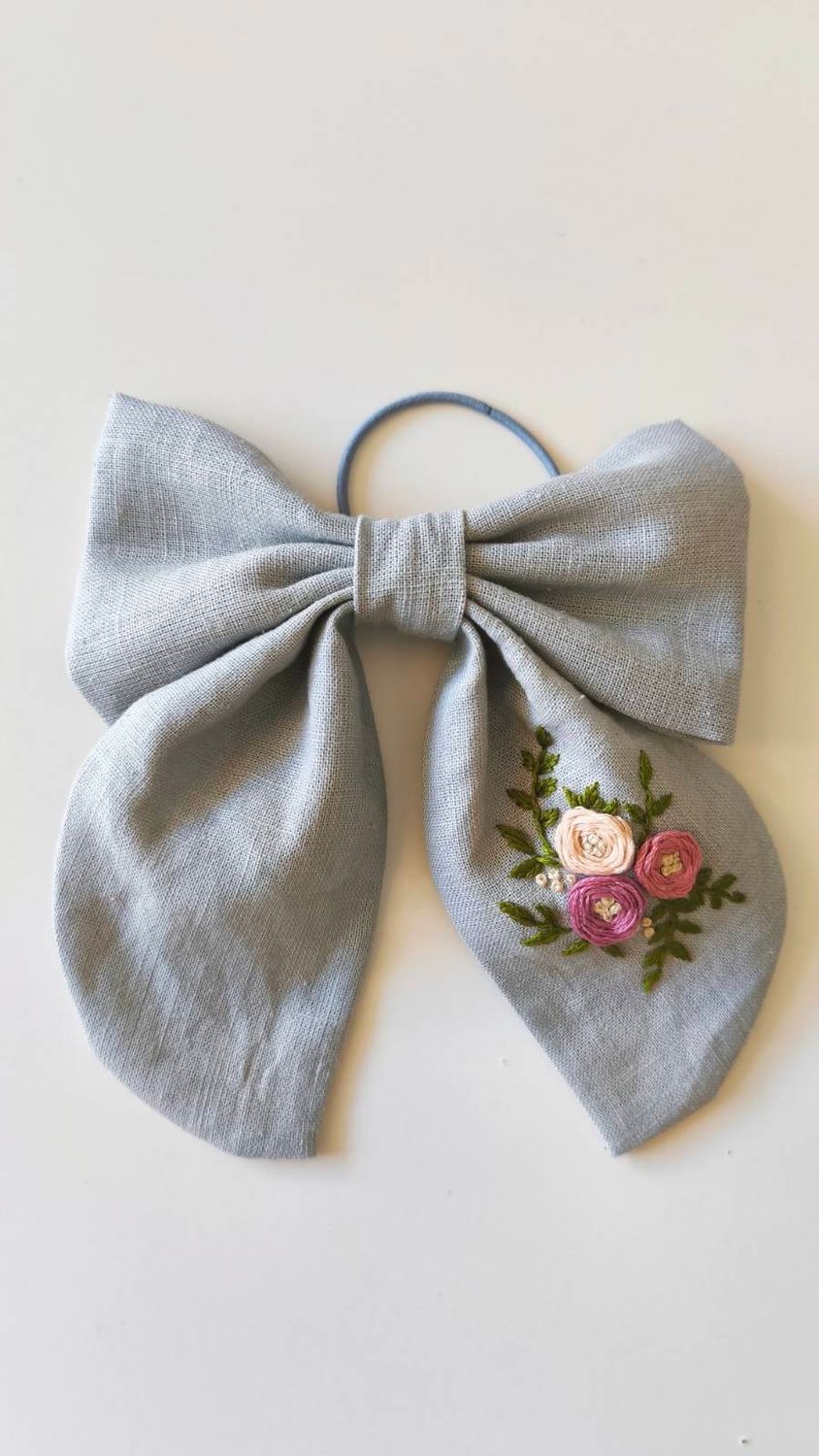 Kokarda "Lena" Steel Blue Linen z haftem