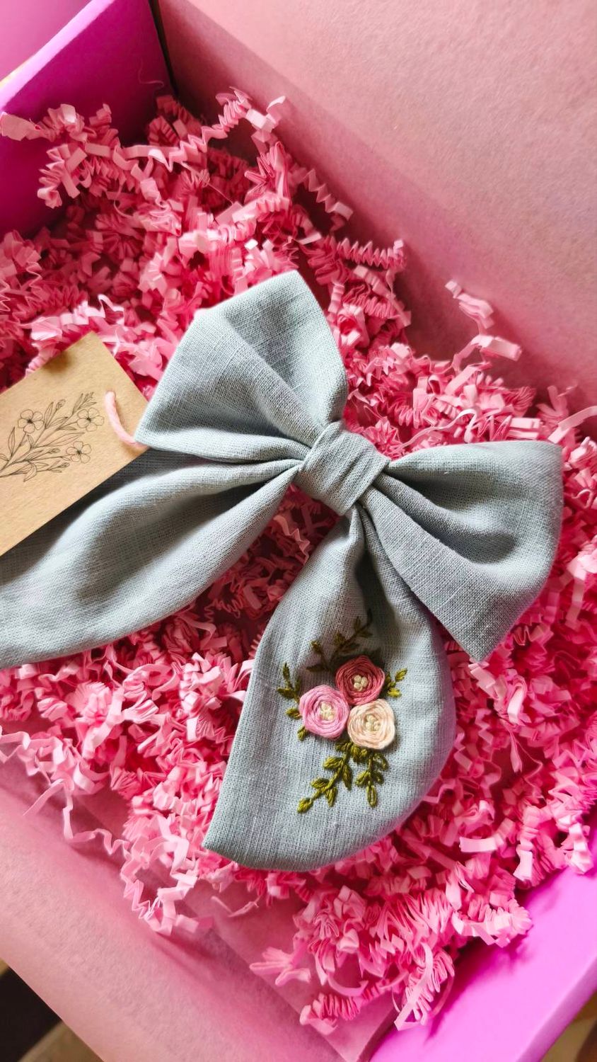 Lniana kokarda do włosów Lena Steel Blue – personalizowany haft