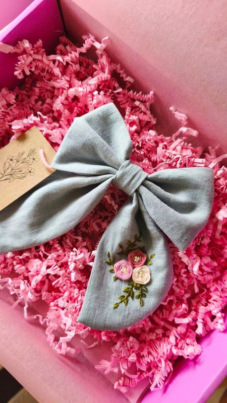 Lniana kokarda do włosów Lena Steel Blue – personalizowany haft