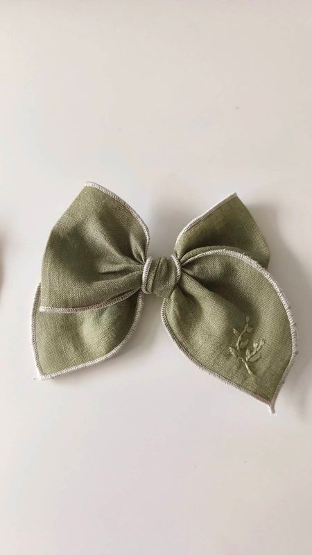 Kokardka Zuzia Olive Linen z personalizowanym haftem