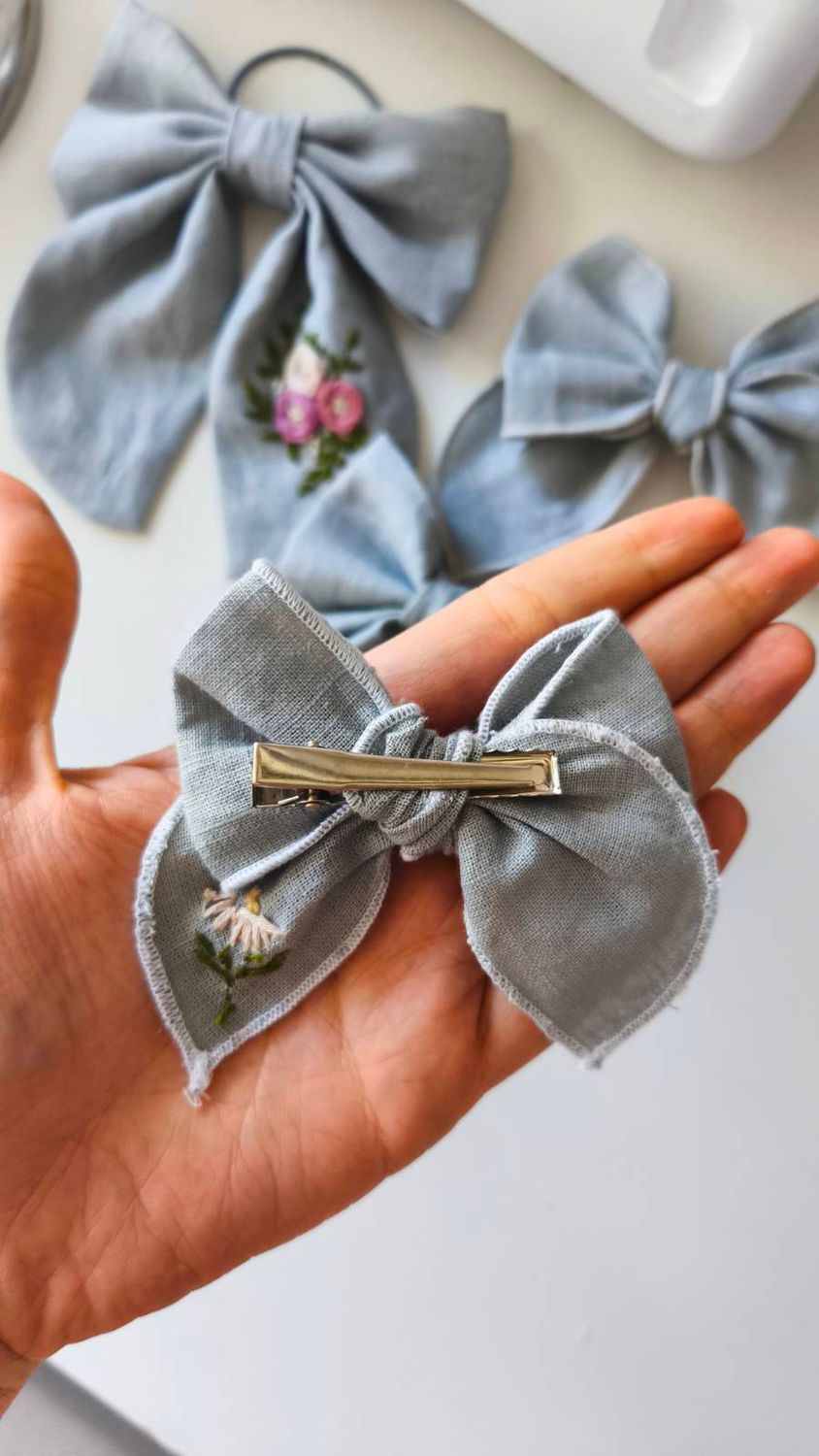 Kokardka "Hania" Steel Blue Linen (personalizowany haft)