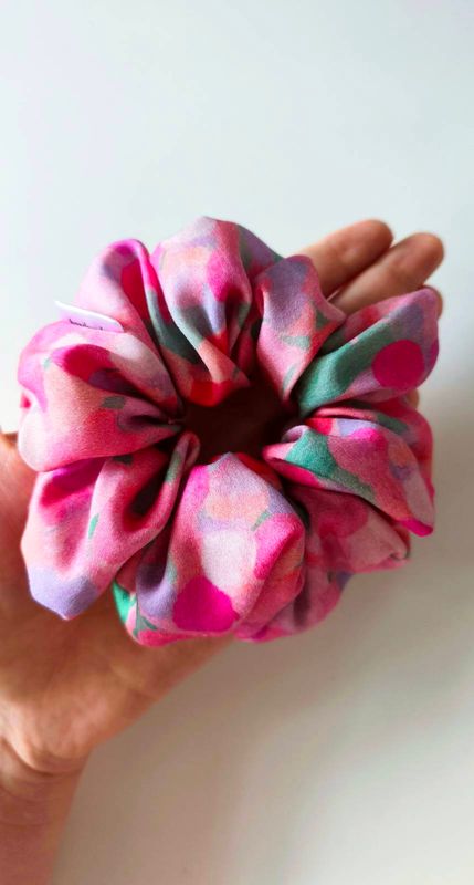 Zbliżenie na maxi scrunchie Cherry do włosów