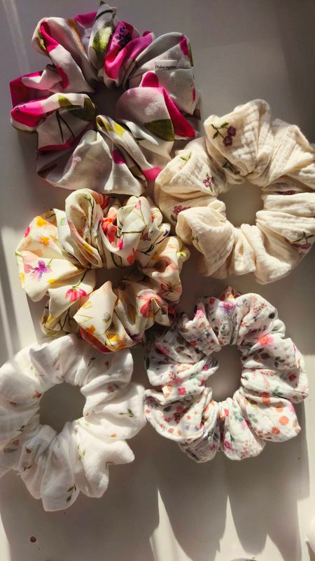 Bardzo duża gumka scrunchie do włosów w różowy kwiatowy wzór