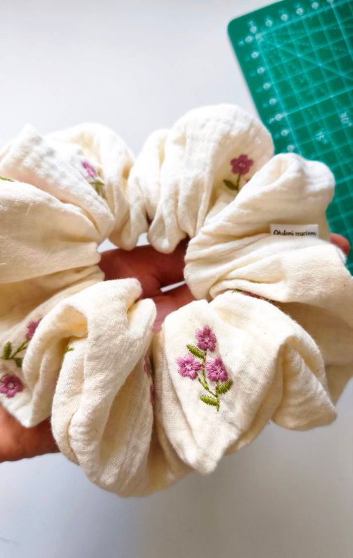 Zbliżenie na mega scrunchie Tiny Flowers do włosów