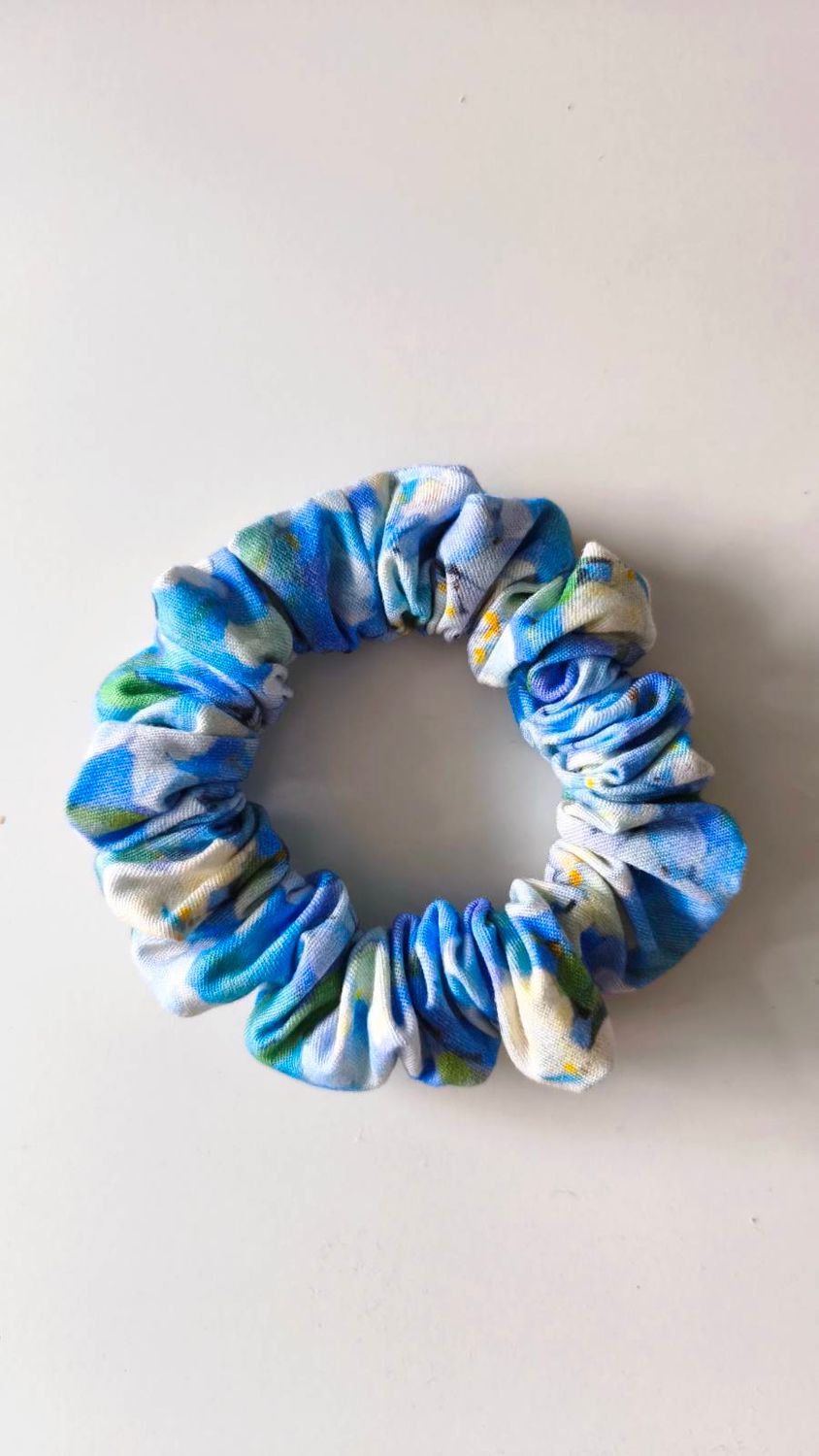 Ręcznie szyta mini scrunchie Blue Garden do włosów