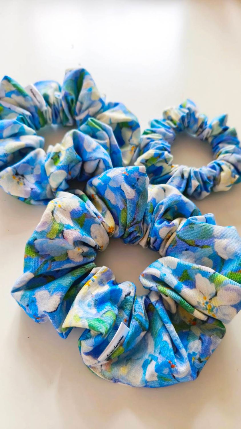 Scrunchie Blue Garden w małym rozmiarze do codziennej fryzury