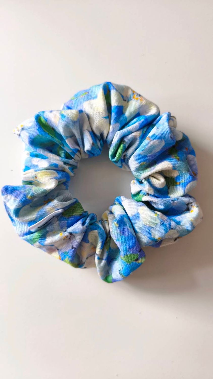 Ręcznie szyta medium scrunchie Blue Garden do włosów