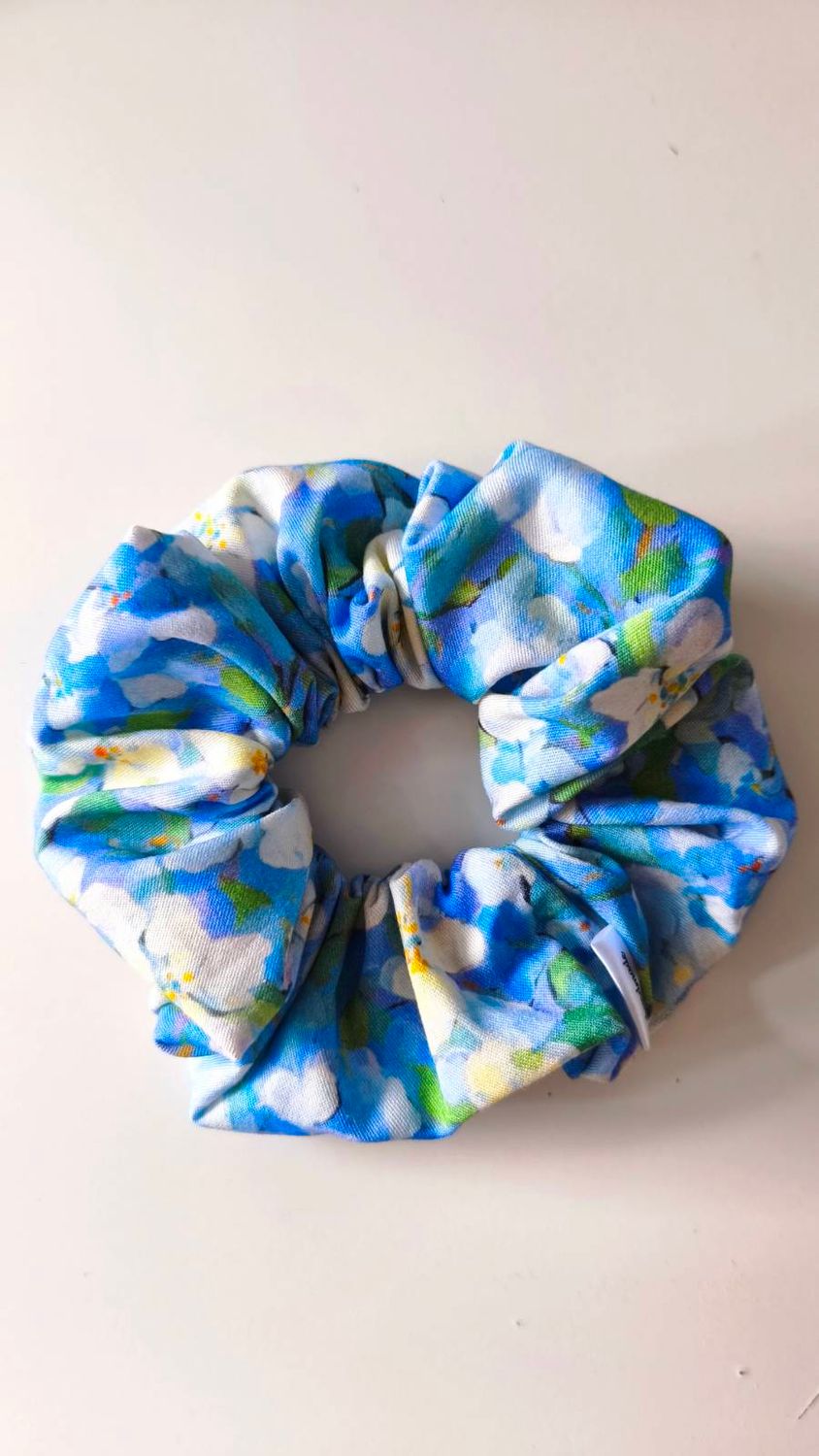 Ręcznie szyta maxi scrunchie Blue Garden do włosów