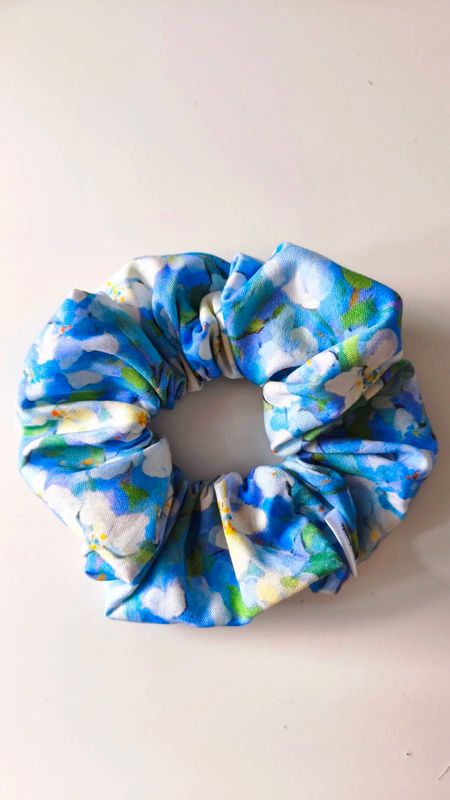 Duża wiskozowa scrunchie Blue Garden – niebieska gumka do włosów Ręcznie szyta maxi scrunchie Blue Garden do włosów