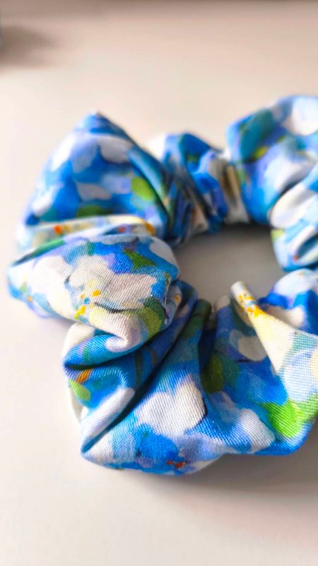 Scrunchie Blue Garden w dużym rozmiarze do codziennej fryzury