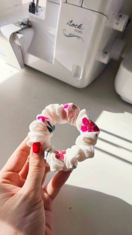 Mała muślinowa scrunchie Estate Fiorita – kwiatowa gumka do włosów