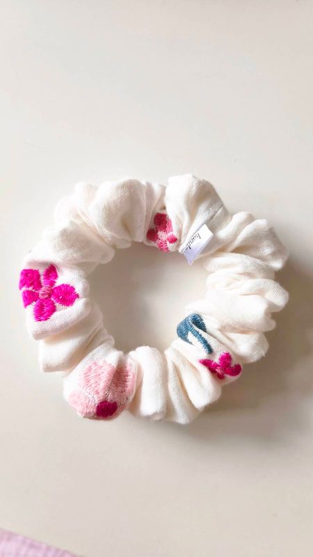 Mała muślinowa scrunchie Estate Fiorita – kwiatowa gumka do włosów