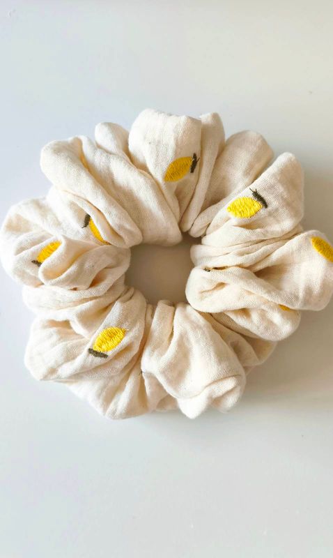 Mega muślinowa scrunchie Limone – żółta gumka do włosów