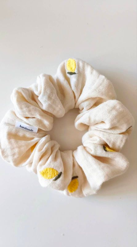 Średnia muślinowa scrunchie Limone – żółta gumka do włosów