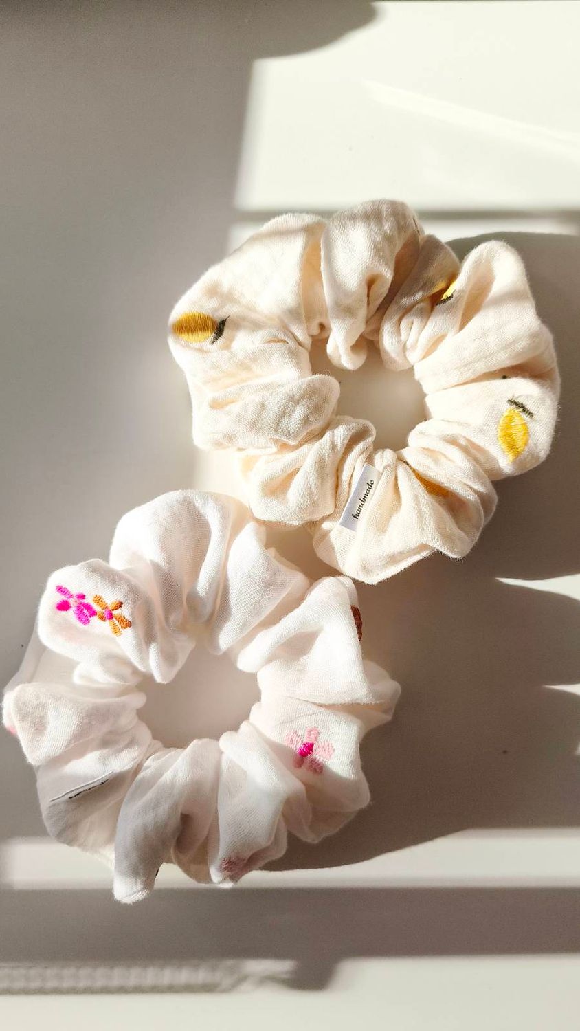 Średnia muślinowa scrunchie Limone – żółta gumka do włosów