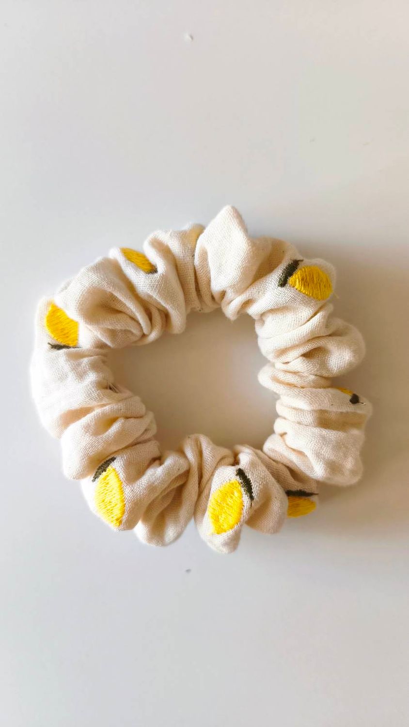 Mała muślinowa scrunchie Limone – żółta gumka do włosów