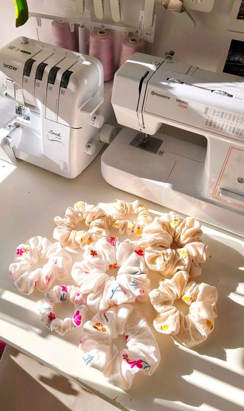 Mała muślinowa scrunchie Limone – żółta gumka do włosów