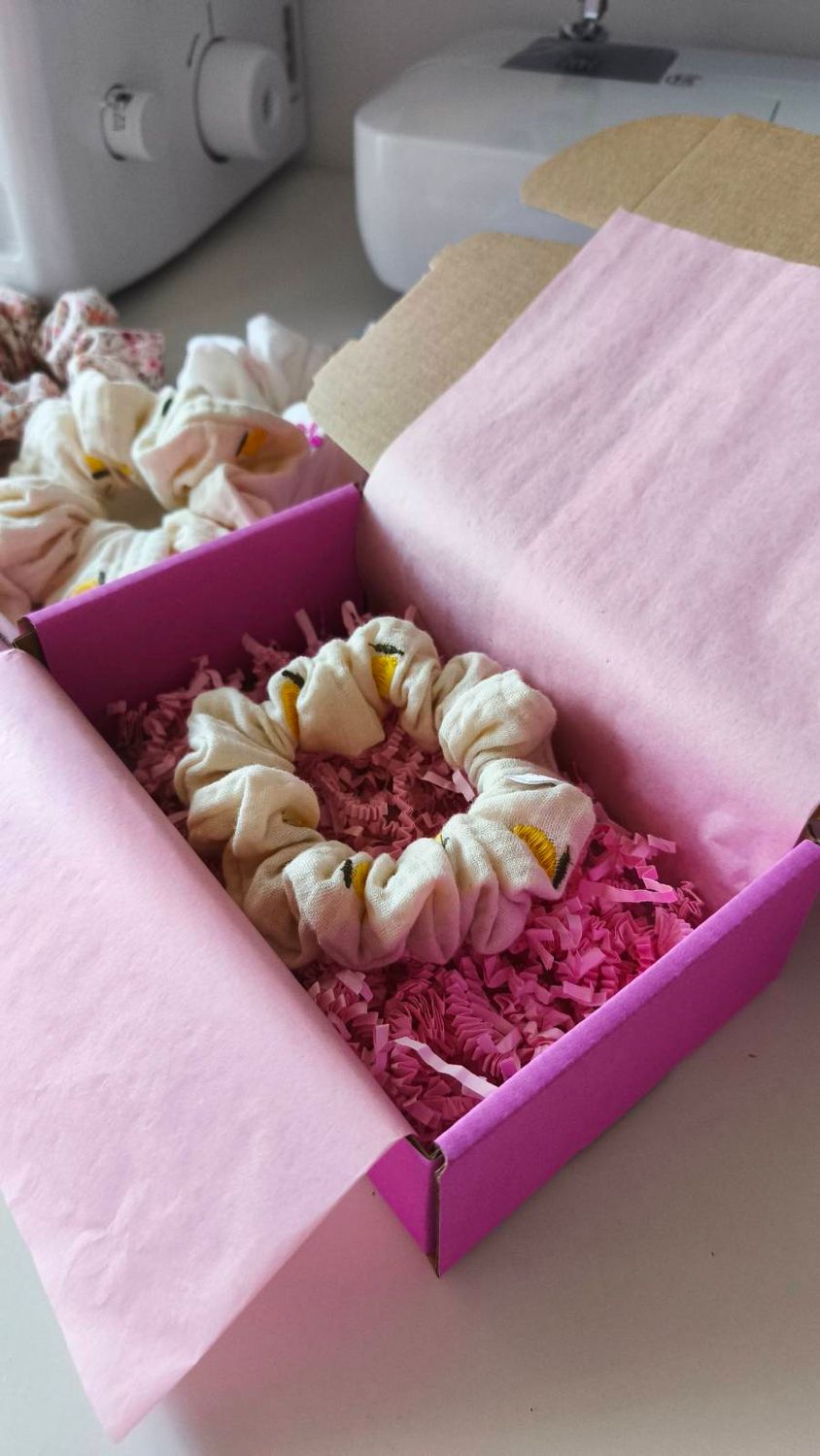 Mała muślinowa scrunchie Limone – żółta gumka do włosów
