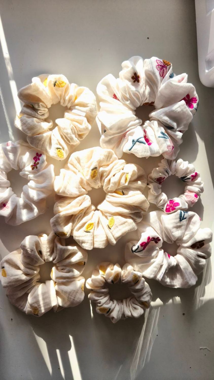 Mega muślinowa scrunchie Estate Fiorita – kwiatowa gumka do włosów