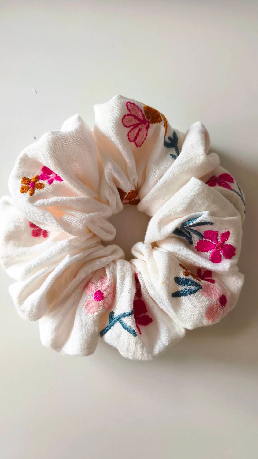 Mega muślinowa scrunchie Estate Fiorita – kwiatowa gumka do włosów