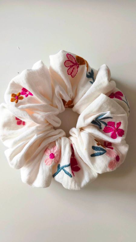 Mega muślinowa scrunchie Estate Fiorita – kwiatowa gumka do włosów Mega muślinowa scrunchie Estate Fiorita – kwiatowa gumka do włosów