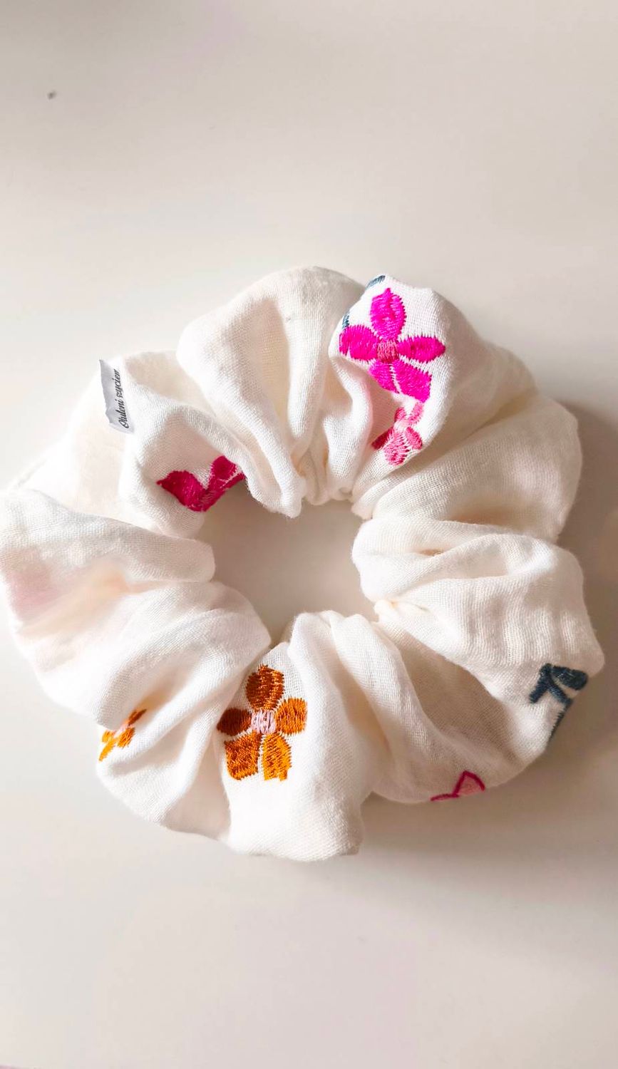 Duża muślinowa scrunchie Estate Fiorita – kwiatowa gumka do włosów