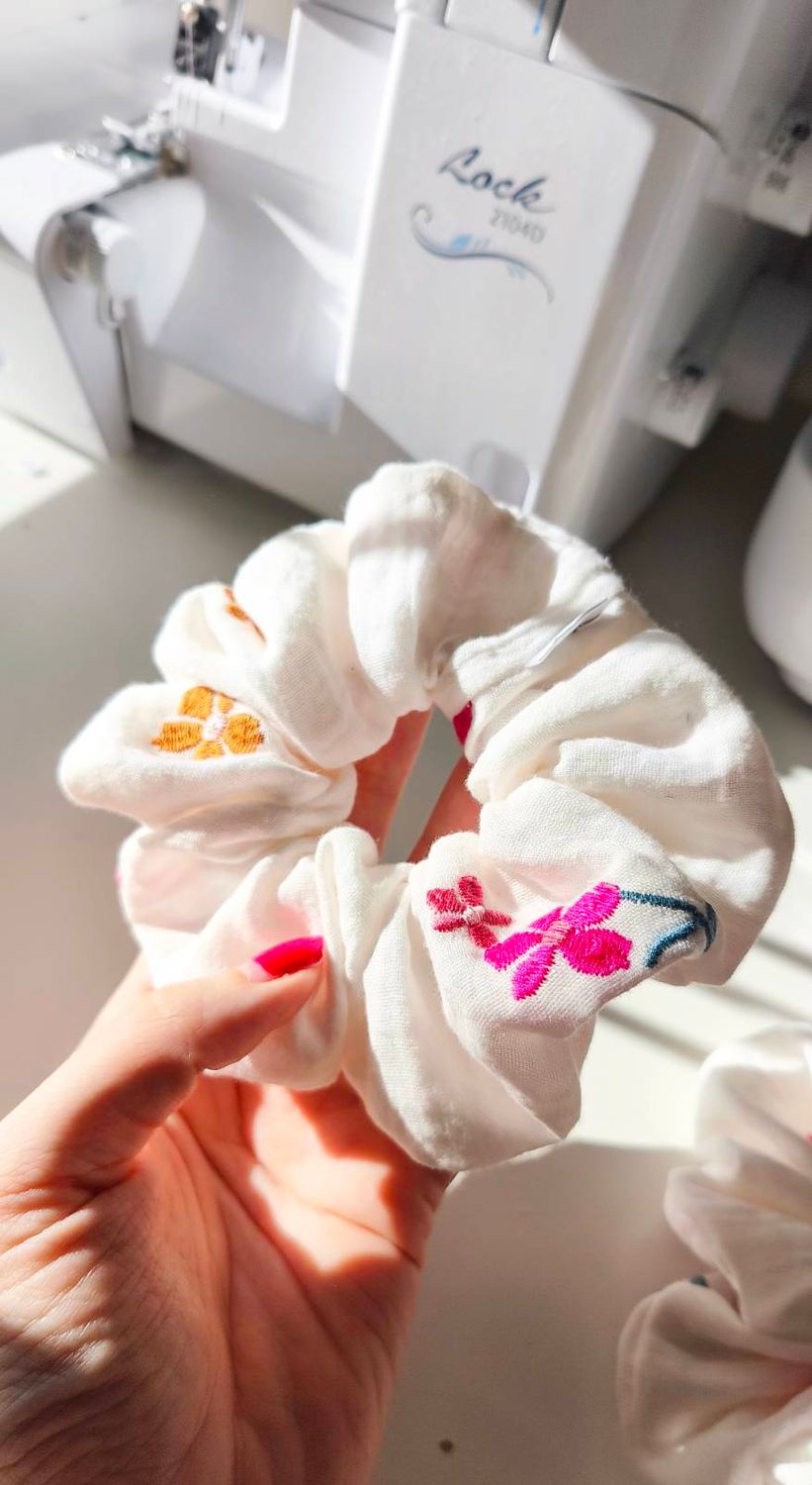 Duża muślinowa scrunchie Estate Fiorita – kwiatowa gumka do włosów