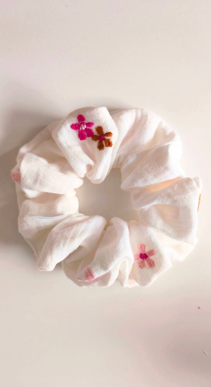 Średnia muślinowa scrunchie Estate Fiorita – kwiatowa gumka do włosów