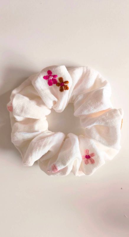 Średnia muślinowa scrunchie Estate Fiorita – kwiatowa gumka do włosów