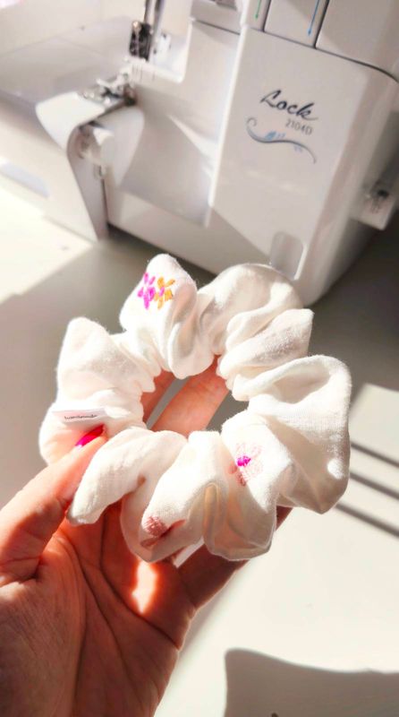 Średnia muślinowa scrunchie Estate Fiorita – kwiatowa gumka do włosów