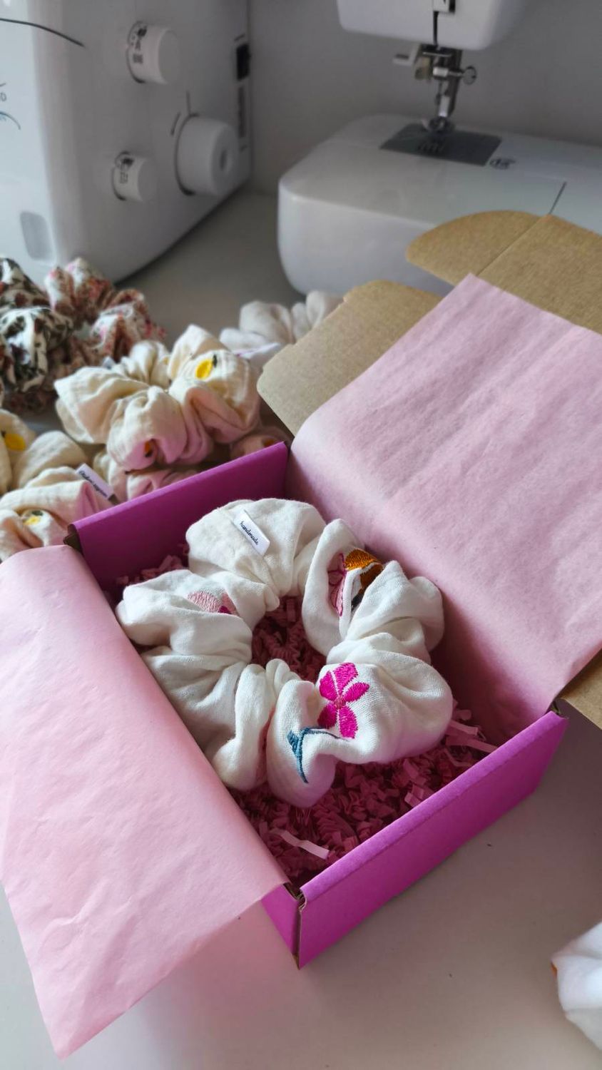 Średnia muślinowa scrunchie Estate Fiorita – kwiatowa gumka do włosów