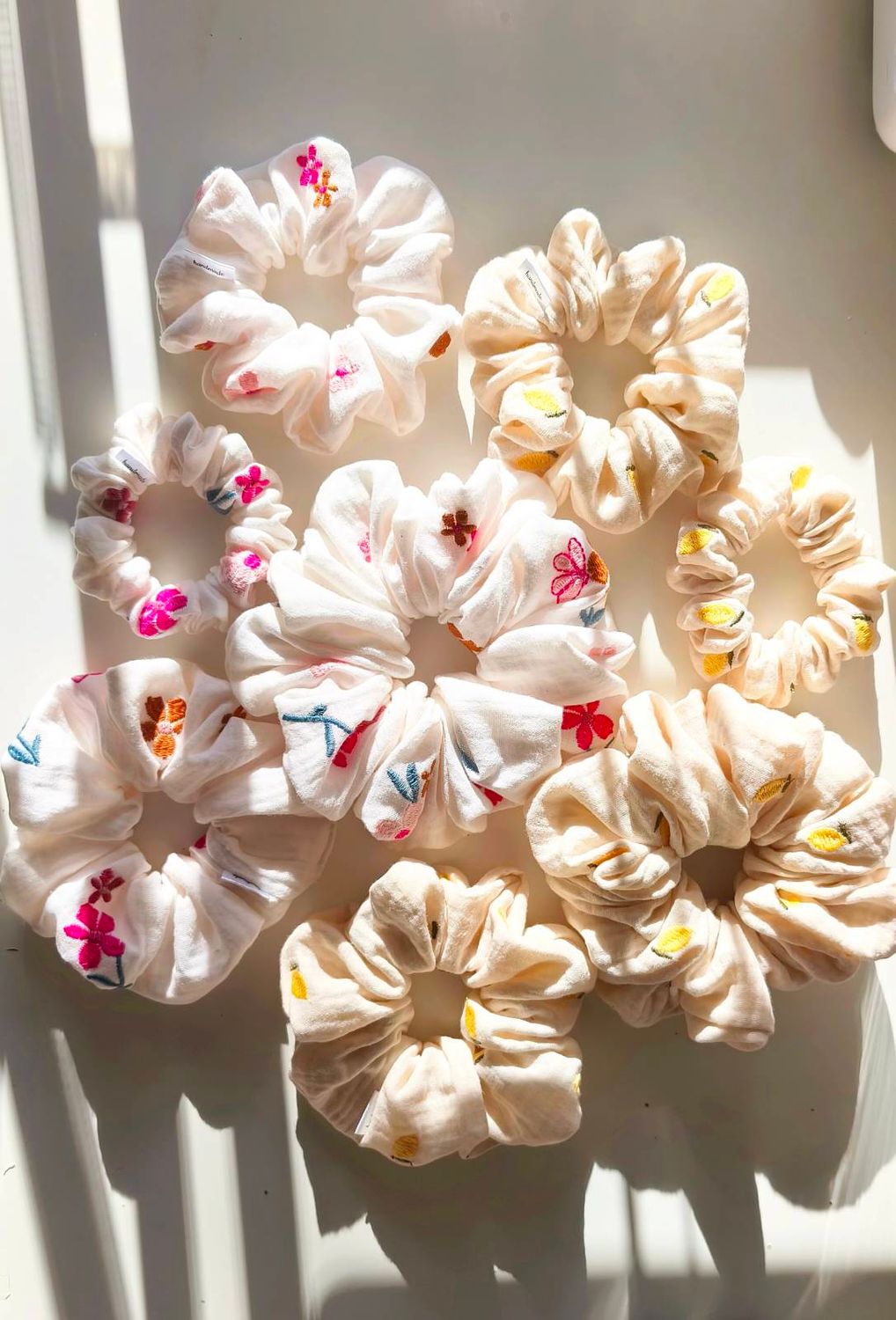 Duża muślinowa scrunchie Limone – żółta gumka do włosów