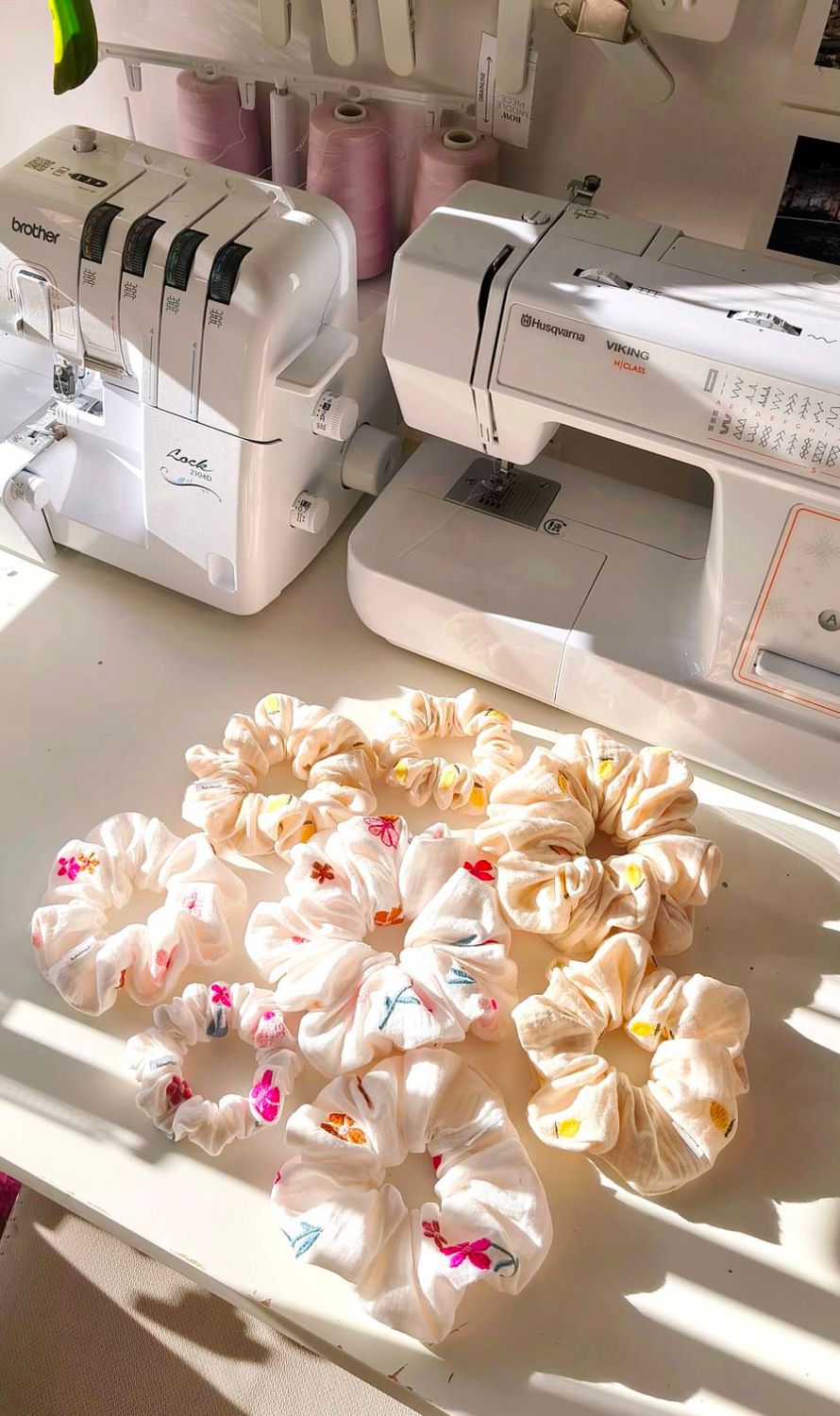 Duża muślinowa scrunchie Limone – żółta gumka do włosów
